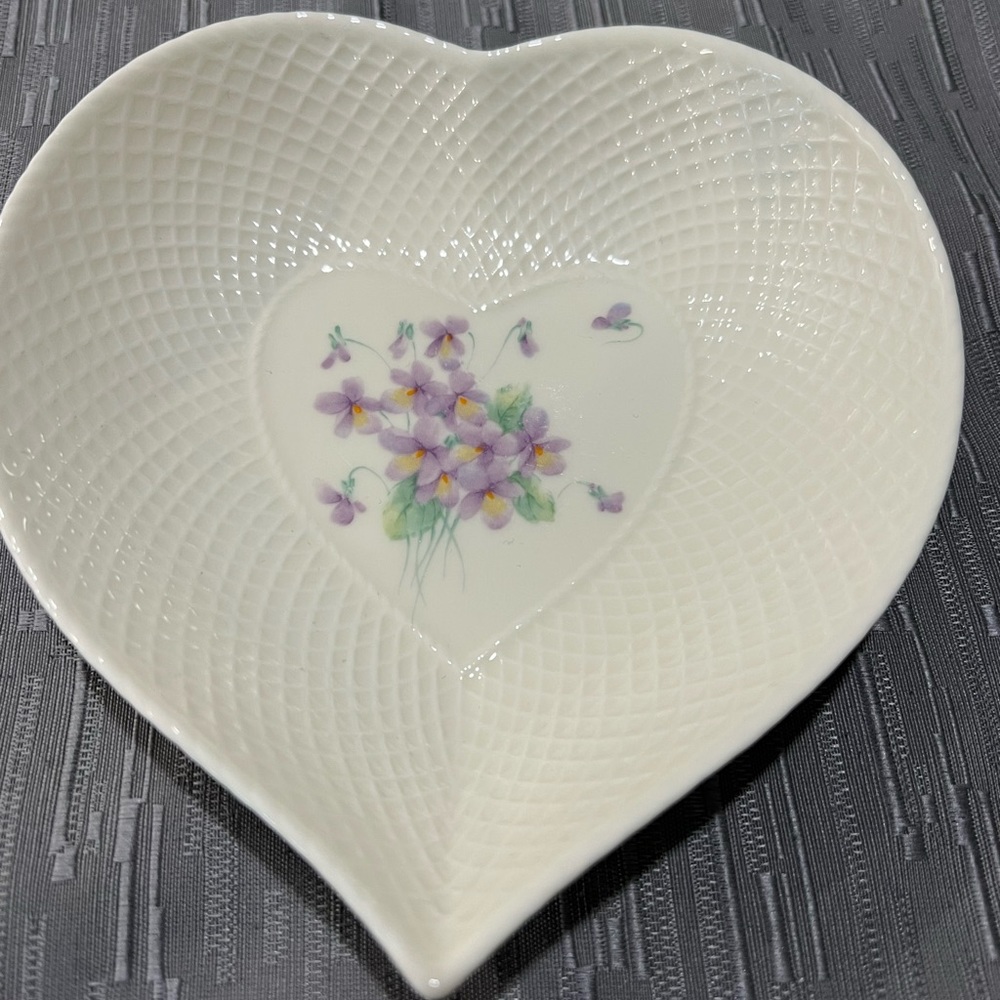 Mikasa Heart shaped candy/trinket box Lila pattern